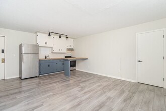 2009 Commerce Blvd, Unit #205 in Mound, MN - Foto de edificio - Building Photo