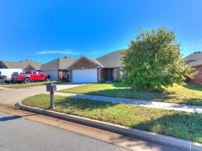 1112 Bryan Dr in Moore, OK - Foto de edificio - Building Photo