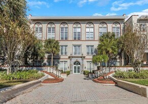 701 Mirror Lake Dr N in St. Petersburg, FL - Building Photo