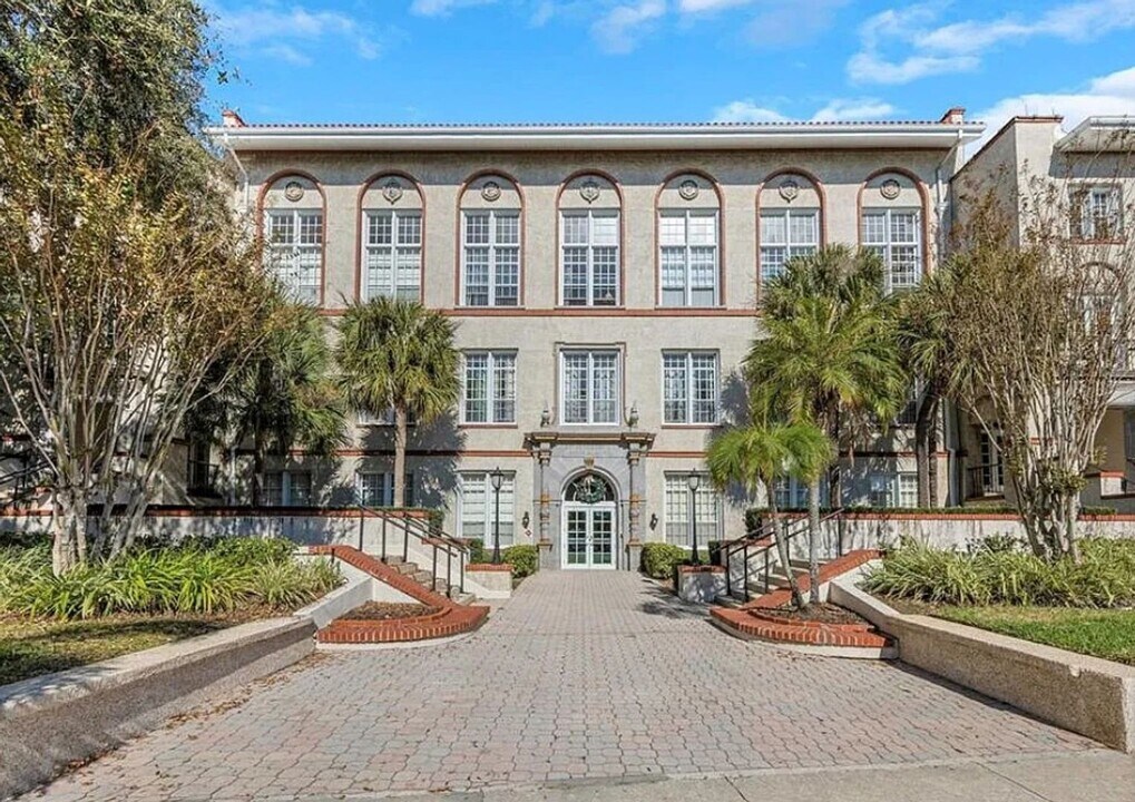 701 Mirror Lake Dr N in St. Petersburg, FL - Foto de edificio