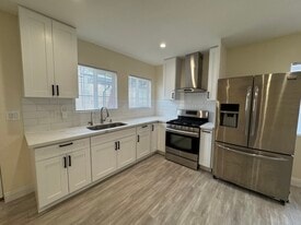 756 Harps St in San Fernando, CA - Building Photo