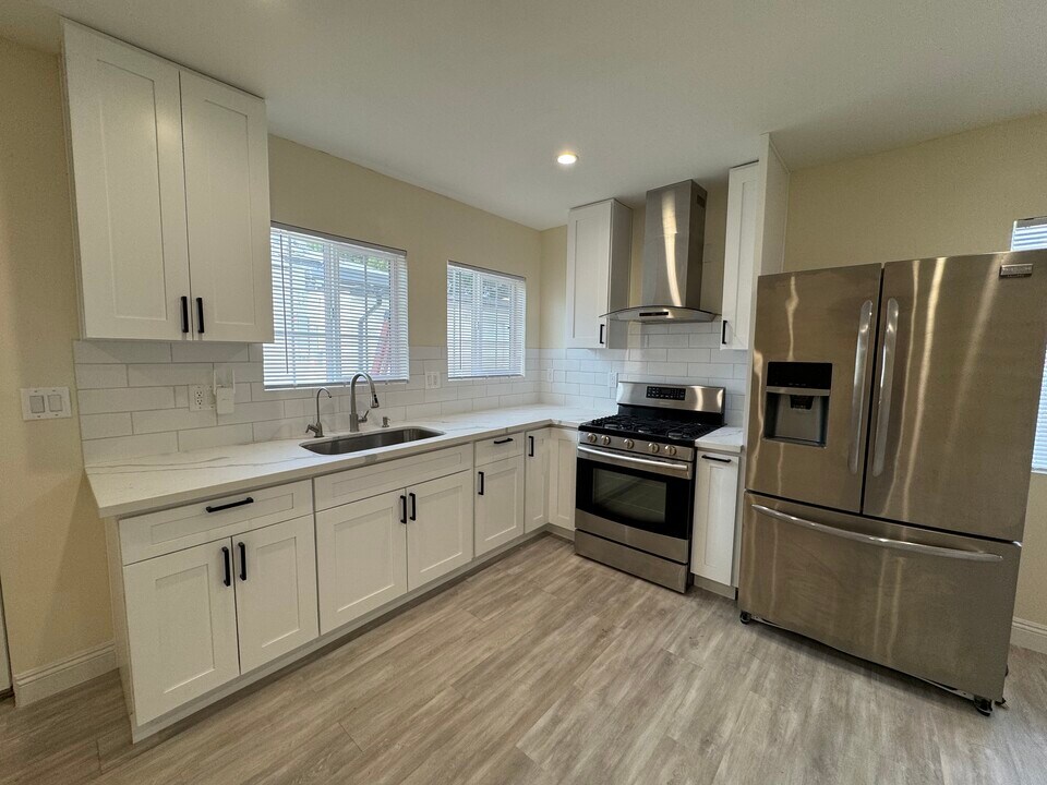 756 Harps St in San Fernando, CA - Building Photo