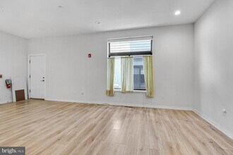 385 Martin St in Philadelphia, PA - Building Photo - Building Photo