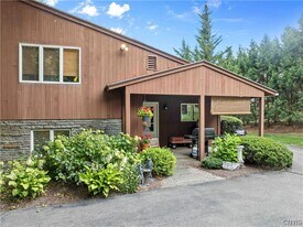 3078 W Lake Rd in Skaneateles, NY - Building Photo