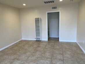 718 Charlana Dr in Bakersfield, CA - Building Photo - Building Photo