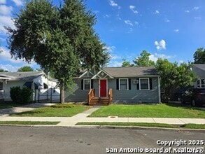1614 W Hollywood Ave in San Antonio, TX - Building Photo - Building Photo