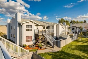 Huntington Court Coach Homes in Edmonton, AB - Building Photo