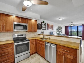 2304 S Cypress Bend Dr in Pompano Beach, FL - Building Photo - Building Photo