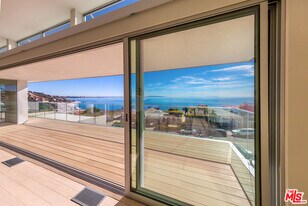 18223 Coastline Dr in Malibu, CA - Building Photo