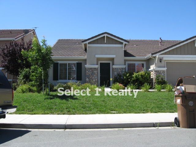 4572 Emerald Way in Antioch, CA - Foto de edificio