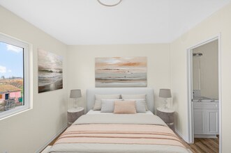 1005 E Ave R in Palmdale, CA - Foto de edificio - Building Photo