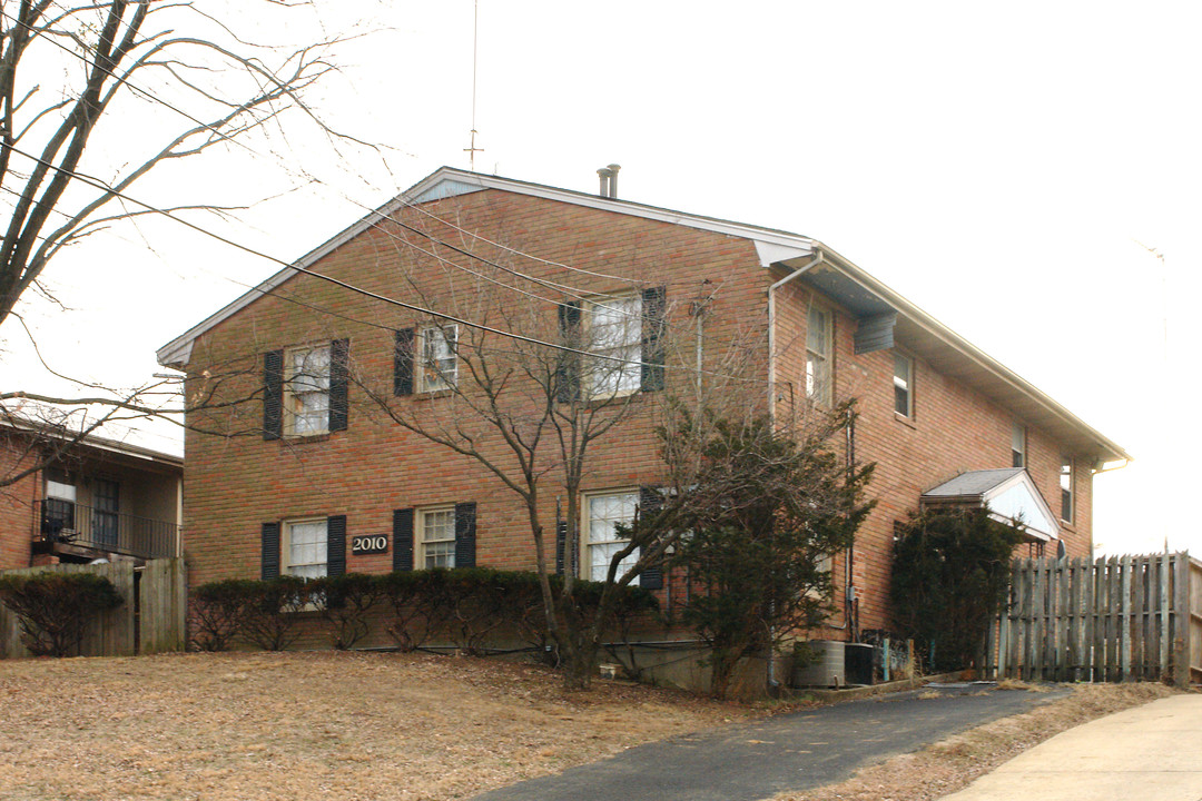 2010 Terril Ln in Louisville, KY - Foto de edificio