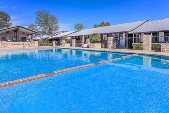 Salado Creek Villas Apartments in San Antonio, TX - Building Photo - Building Photo