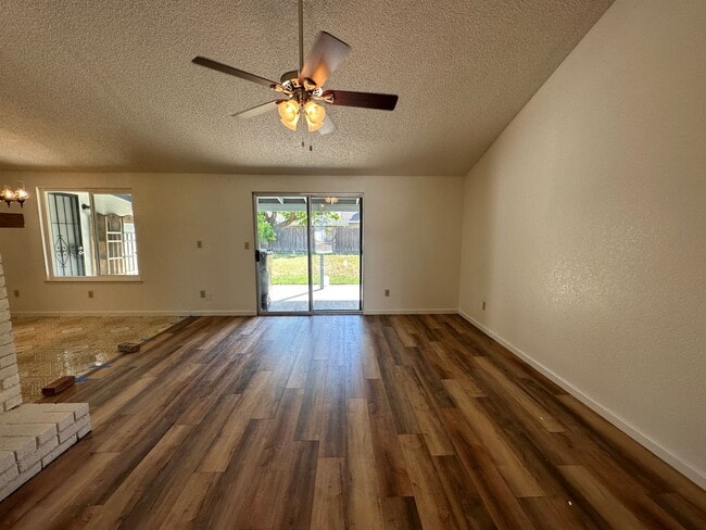 1135 Amberwood Ln in Turlock, CA - Building Photo - Building Photo