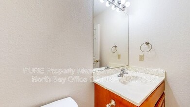 108 Courtyards E in Windsor, CA - Foto de edificio - Building Photo