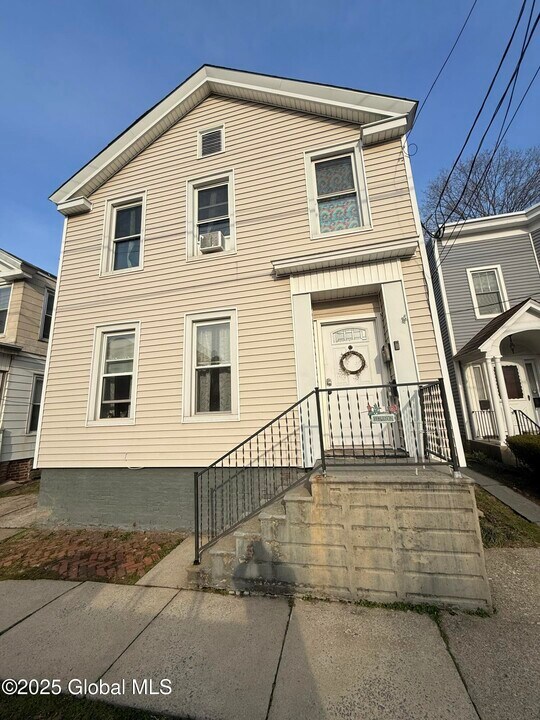 93 Hudson Ave in Green Island, NY - Foto de edificio