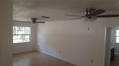 7111 N 9th St in Tampa, FL - Foto de edificio - Building Photo