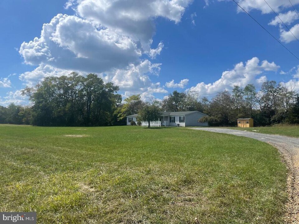 772 Quarry Rd in Bunker Hill, WV - Building Photo