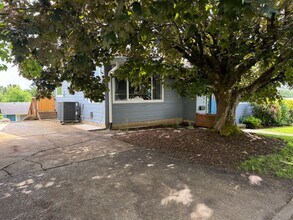 9530 NE Thompson St in Portland, OR - Building Photo - Building Photo