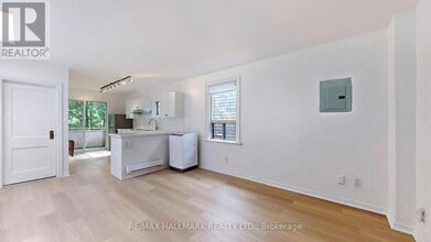 215 Kingston Rd in Toronto, ON - Building Photo - Building Photo