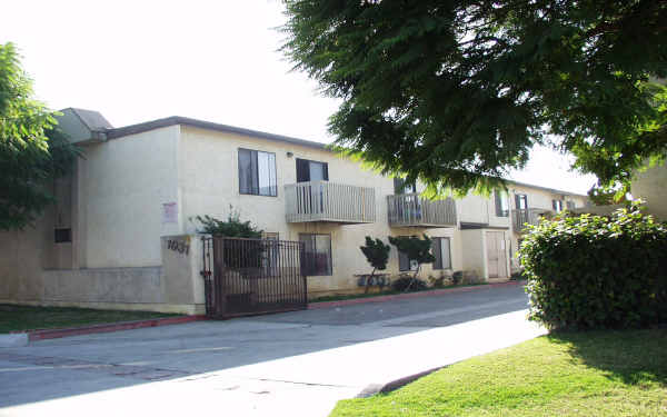 21931 Claretta Ave in Hawaiian Gardens, CA - Building Photo