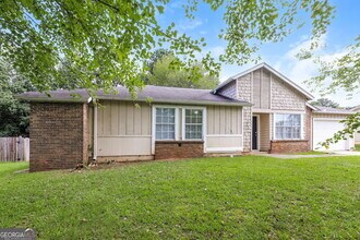 9512 Forest Knoll Dr in Jonesboro, GA - Building Photo - Building Photo