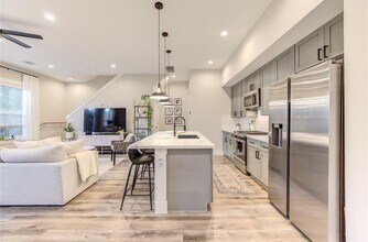 704 Pinemont Dr in Houston, TX - Building Photo - Building Photo