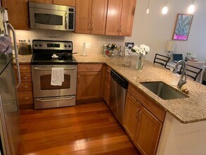 888 N Quincy St, Unit 408 in Arlington, VA - Foto de edificio - Building Photo