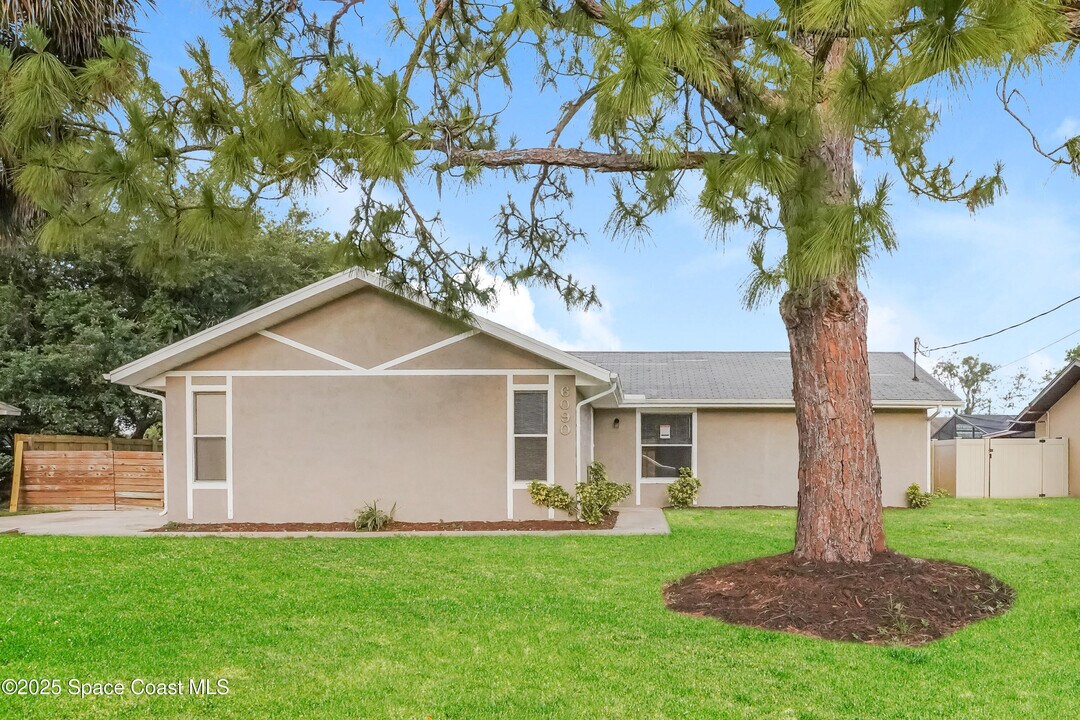 6090 Clearfield Ave in Cocoa, FL - Foto de edificio