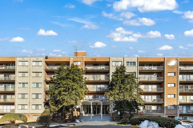 5851 Quantrell Ave, Unit 209 in Alexandria, VA - Building Photo - Building Photo