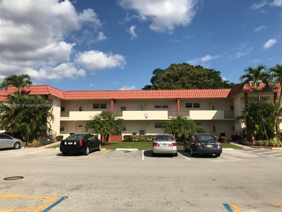 611 S Hollybrook Dr in Pembroke Pines, FL - Building Photo