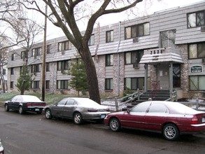 2535 Clinton Ave S in Minneapolis, MN - Foto de edificio - Building Photo