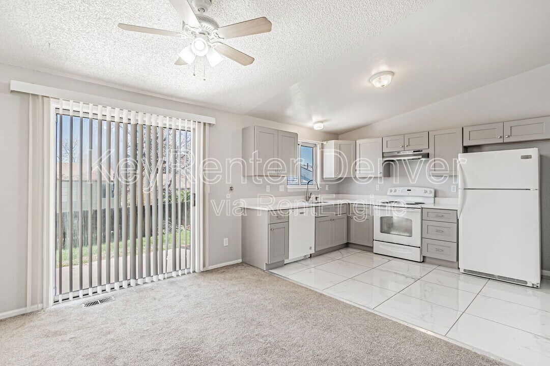 19125 E Oberlin Dr in Aurora, CO - Building Photo