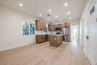 4220 1/2 W Adams Blvd in Los Angeles, CA - Foto de edificio - Building Photo