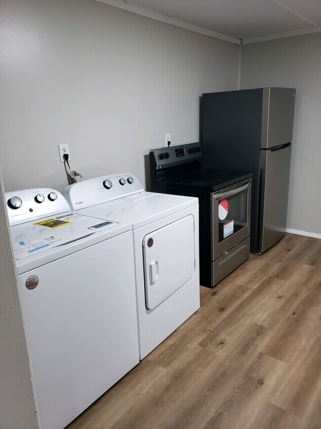 2408 N Hollywood Ave-Unit -Unit 1 in Muncie, IN - Foto de edificio - Building Photo