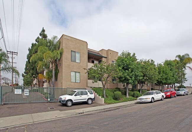 Redwood Villa in San Diego, CA - Foto de edificio - Building Photo