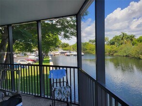 3401 N Country Club Dr, Unit EI202 in Aventura, FL - Building Photo - Building Photo
