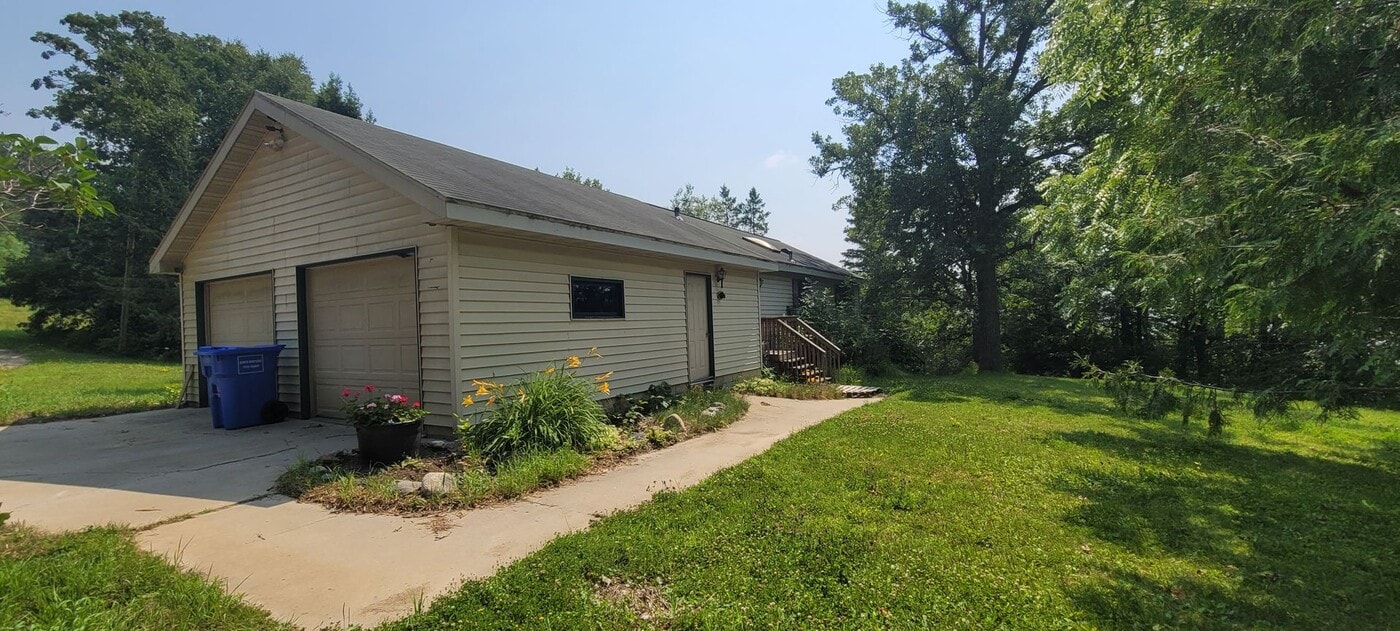 18553 Irvine Ave NW in Bemidji, MN - Building Photo