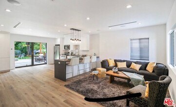 6046 Fallbrook Ave in Los Angeles, CA - Building Photo - Building Photo