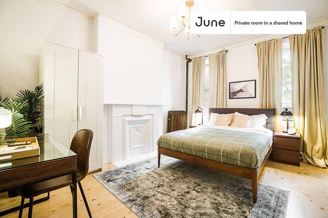Private bedroom in 5 bed/1 bath Home in New York, NY - Building Photo