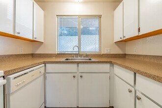 City living with views and walkable access to shops and restaurants! in Bellevue, WA - Foto de edificio - Interior Photo