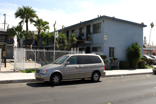 Villa California in Long Beach, CA - Foto de edificio - Building Photo