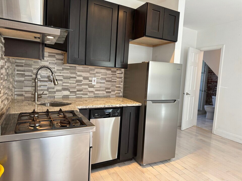 275 Pine St in Jersey City, NJ - Building Photo