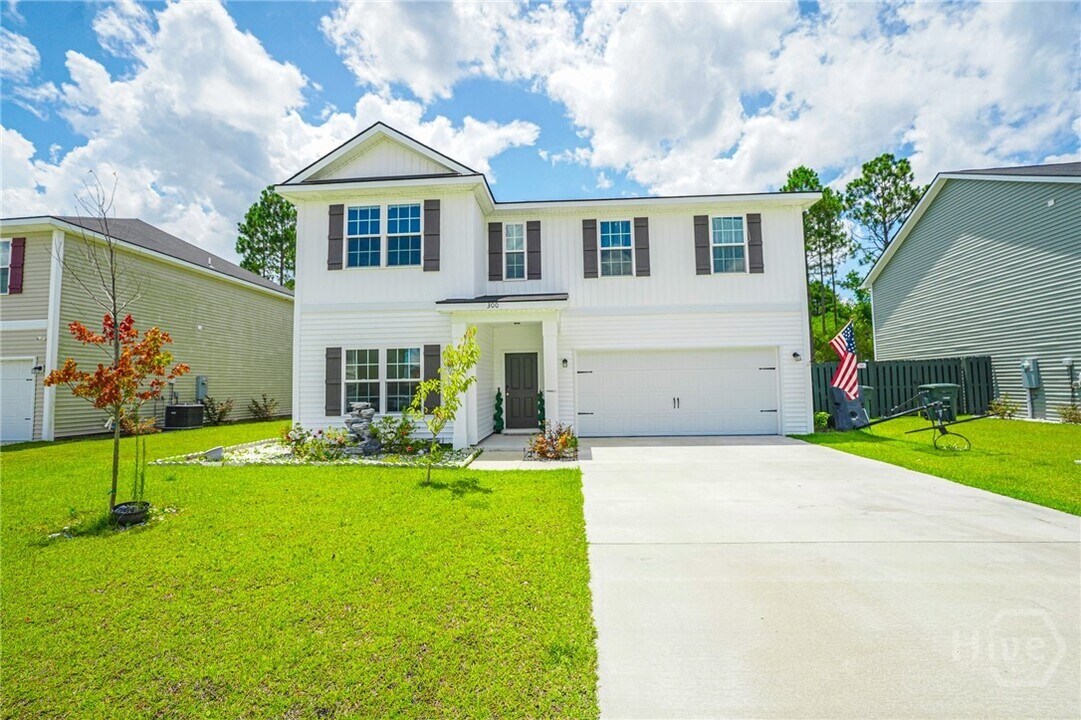 300 Brightleaf Cir in Hinesville, GA - Building Photo