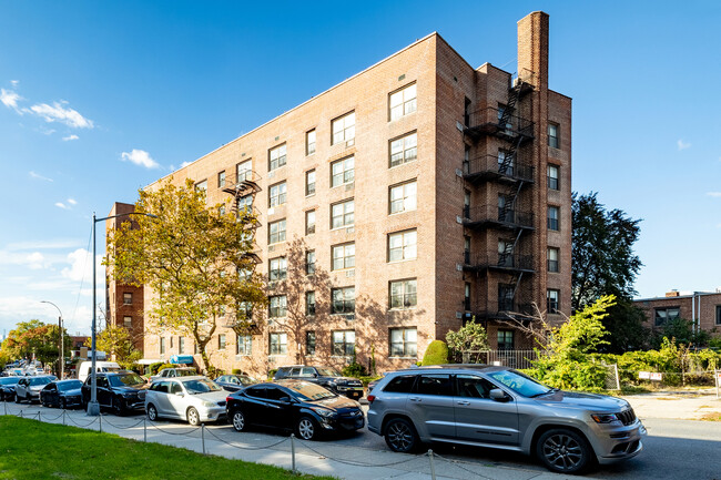 6395 Austin St in Rego Park, NY - Building Photo - Primary Photo