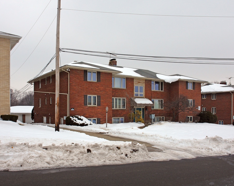 502 Treeside Dr in Akron, OH - Building Photo