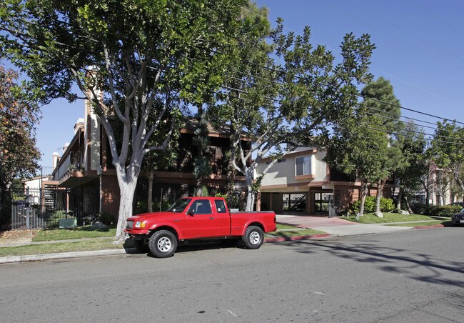 Garden Vista Apartments in Costa Mesa, CA - Building Photo - Building Photo