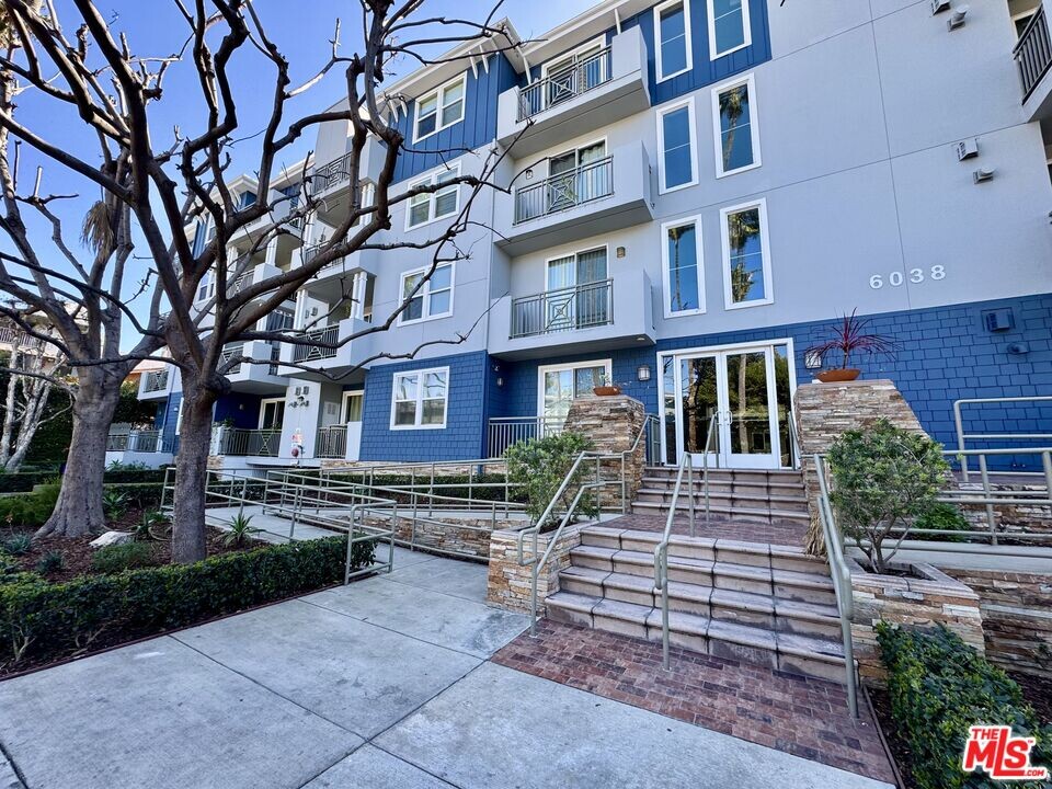 6038 Carlton Way in Los Angeles, CA - Building Photo