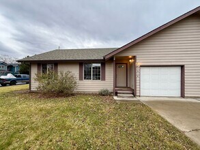 1614 SW Metolius Ave in Redmond, OR - Building Photo - Building Photo