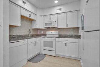 3609 38th St NW, Unit 208 in Washington, DC - Foto de edificio - Building Photo